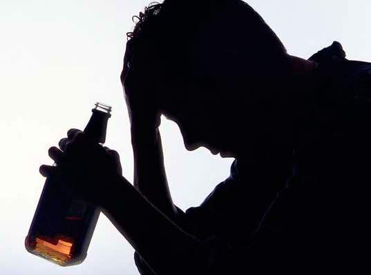 El consumo de alcohol disminuye el volumen del cerebro